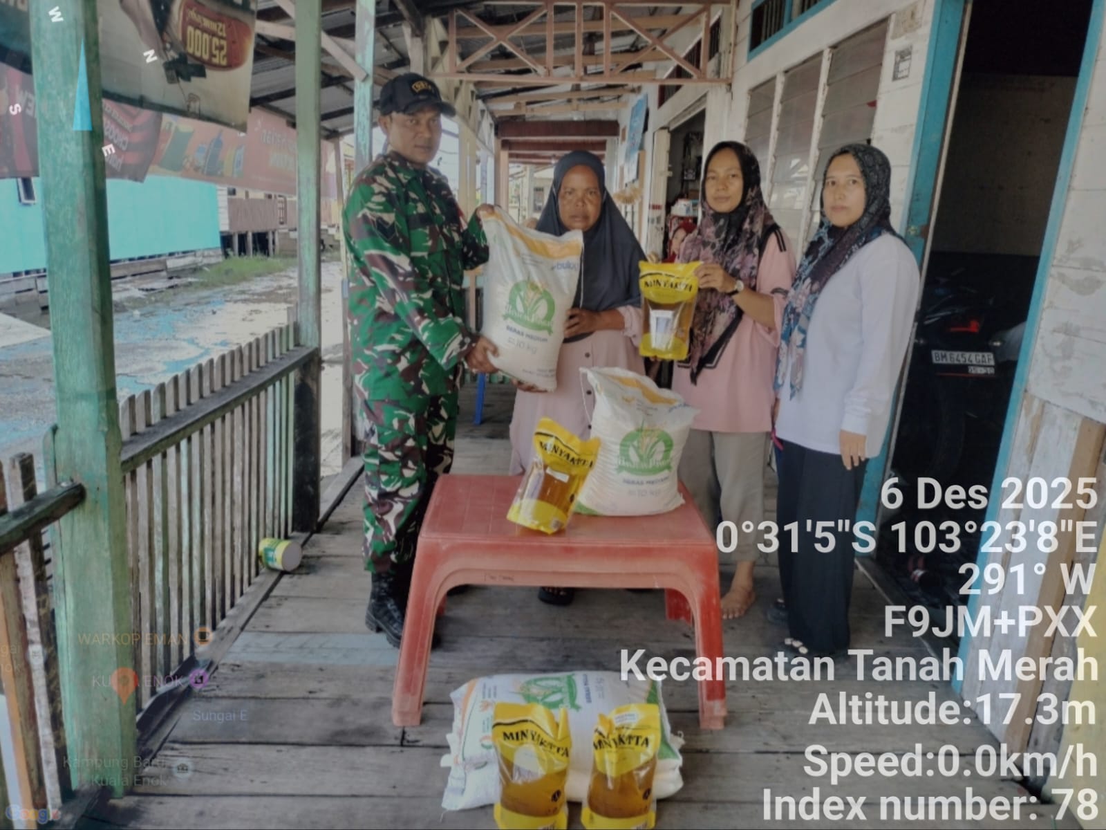 Babinsa Kawal Ketat Penyaluran Bantuan Pangan 2025 di Kuala Enok, 113 KPM Terima Beras dan Minyak Goreng