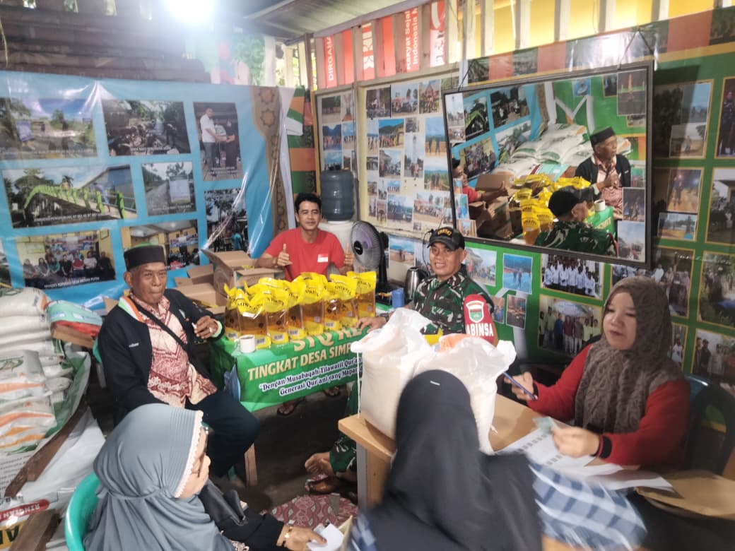 Sertu Dodi Eka Putra Dampingi Penyaluran Banpang kepada Warga Kurang Mampu di Desa Simpang Kateman 