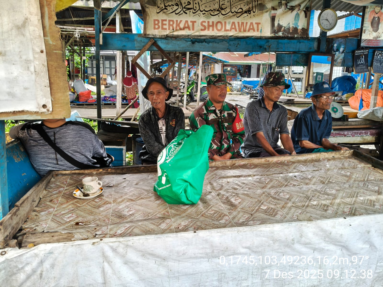 Babinsa Koramil 10/Plg Perkuat Silaturahmi Lewat Pendampingan SDM dan Komsos di Pasar Kelurahan Pelangiran