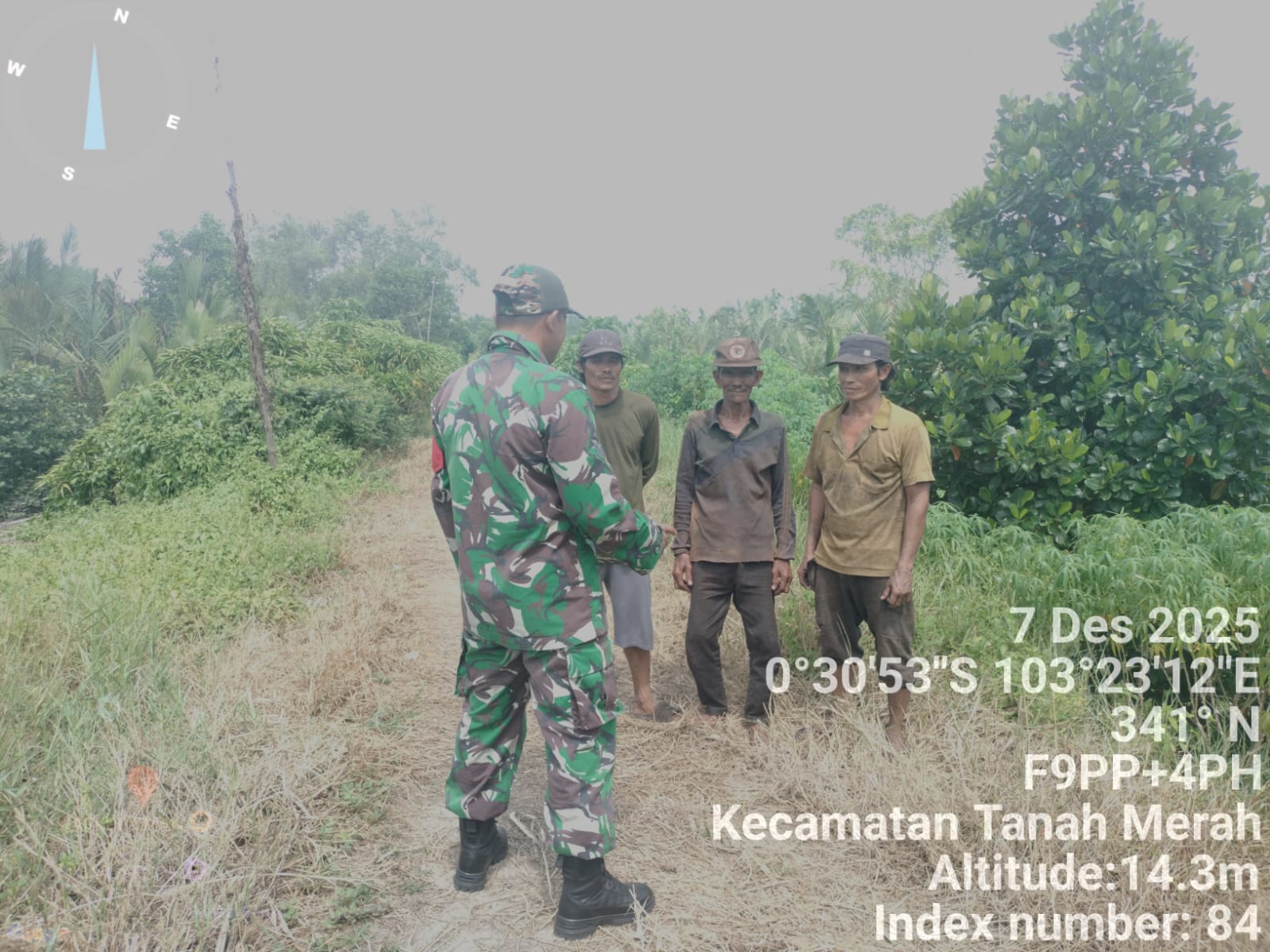 Babinsa Koramil 02/TM Serka P. Siregar Gelar Sosialisasi dan Patroli Tapal Batas di Desa Tanah Merah