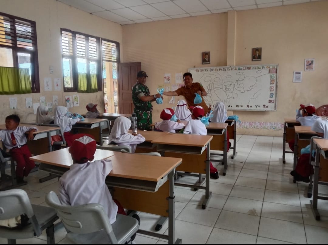 Anggota Koramil 02/TM Dampingi Pembagian Makanan Bergizi SPPG untuk 2.020 Siswa