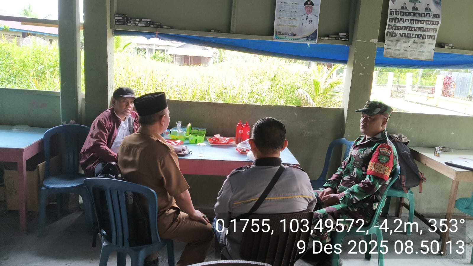 Babinsa Koramil 10/Plg Pererat Hubungan dengan Pemerintah Desa dan Warga Rotan Semelur Lewat Komsos