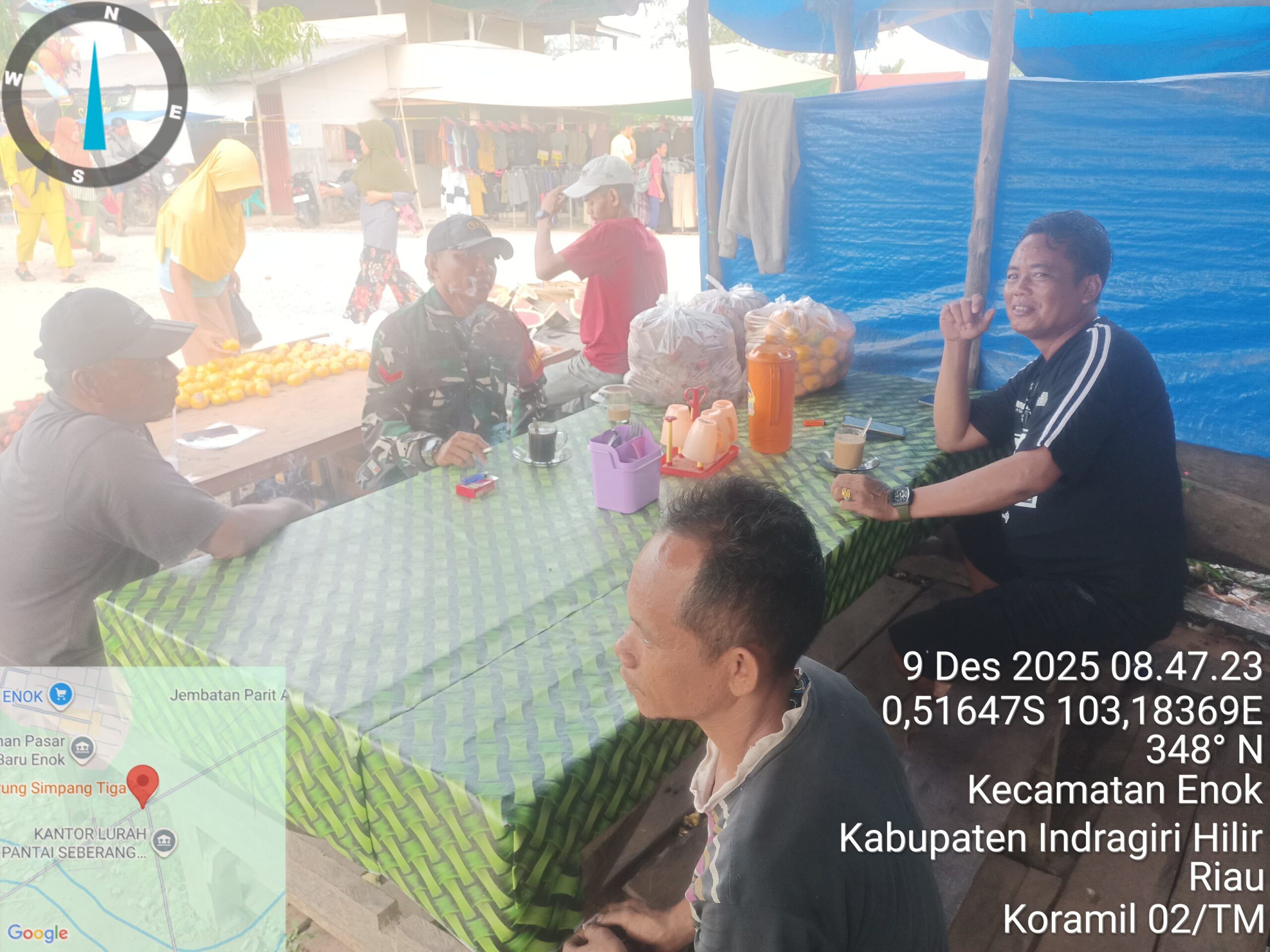 Babinsa Pantai Seberang Makmur Intensifkan Pengawasan SDM di Wilayah Binaan, Suasana Pasar Tetap Kondusif