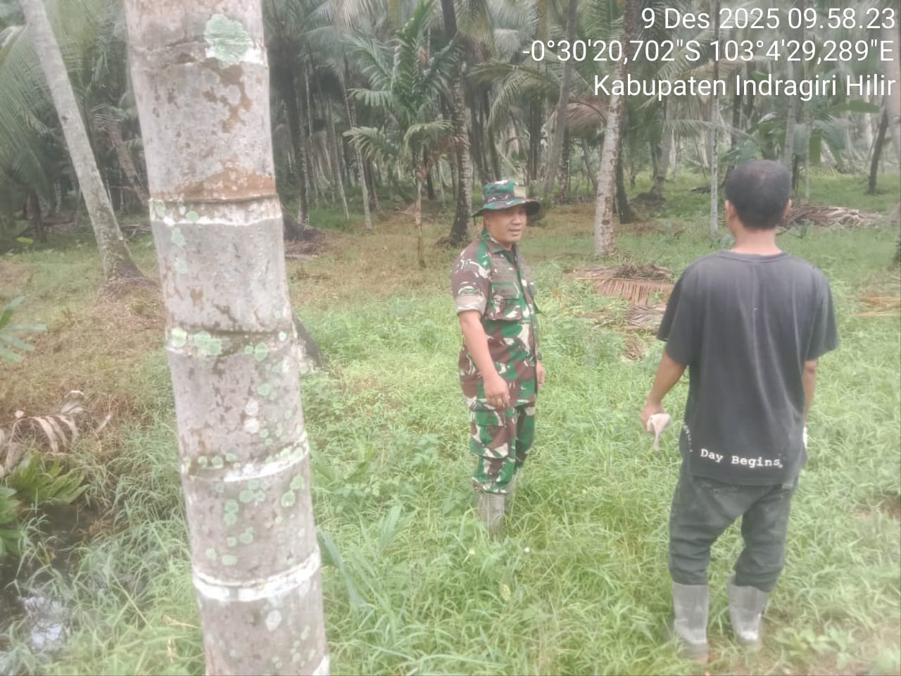 Babinsa Koramil 02/TM Tingkatkan Pengamanan Wilayah Melalui Sosialisasi dan Patroli Tapal Batas di Desa Pengalihan