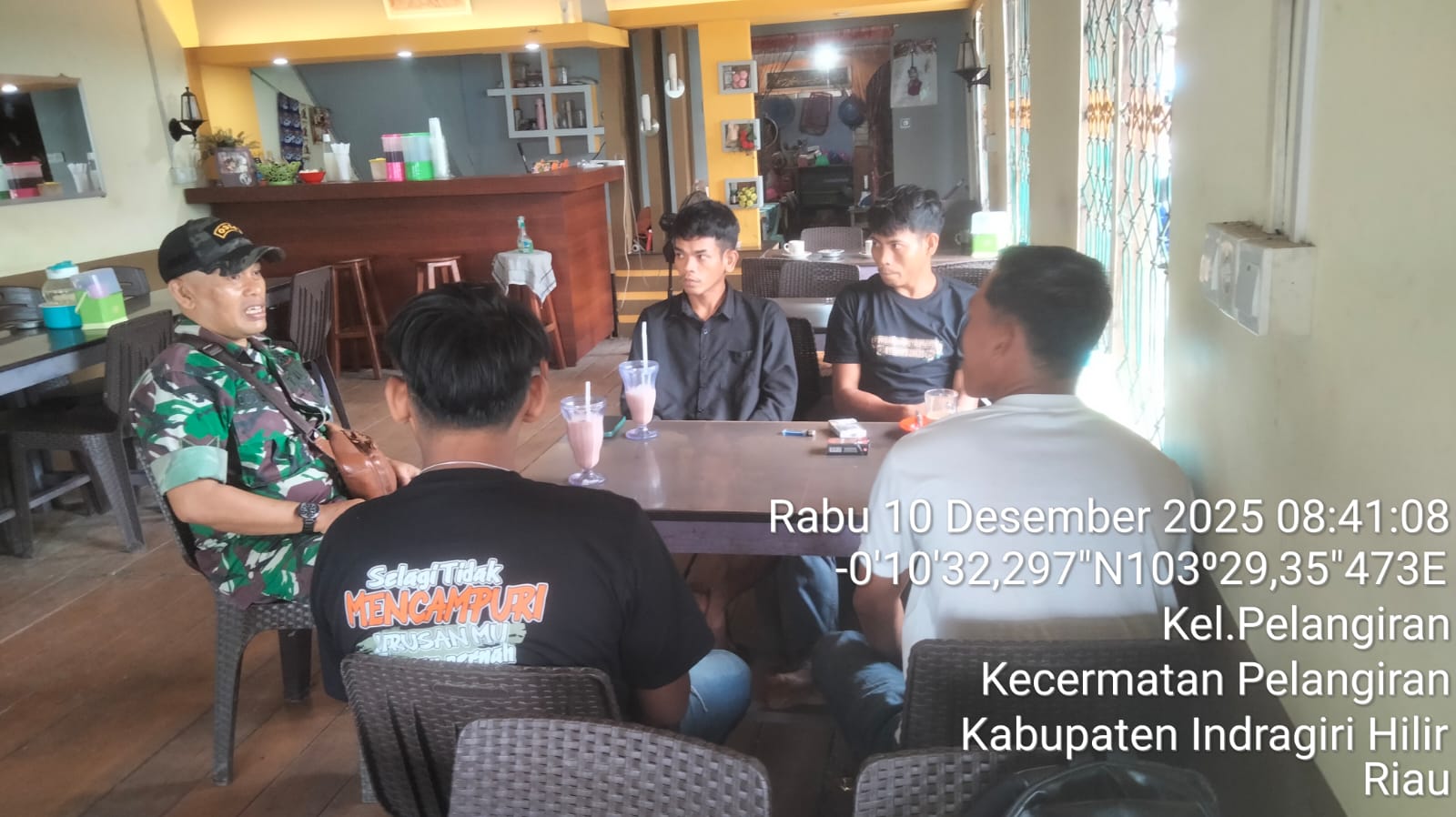 Babinsa Koramil 10/Plg Ajak Warga Desa Simpang Kateman Perkuat Kebersamaan, Kekompakan, dan Kepedulian Lingkungan