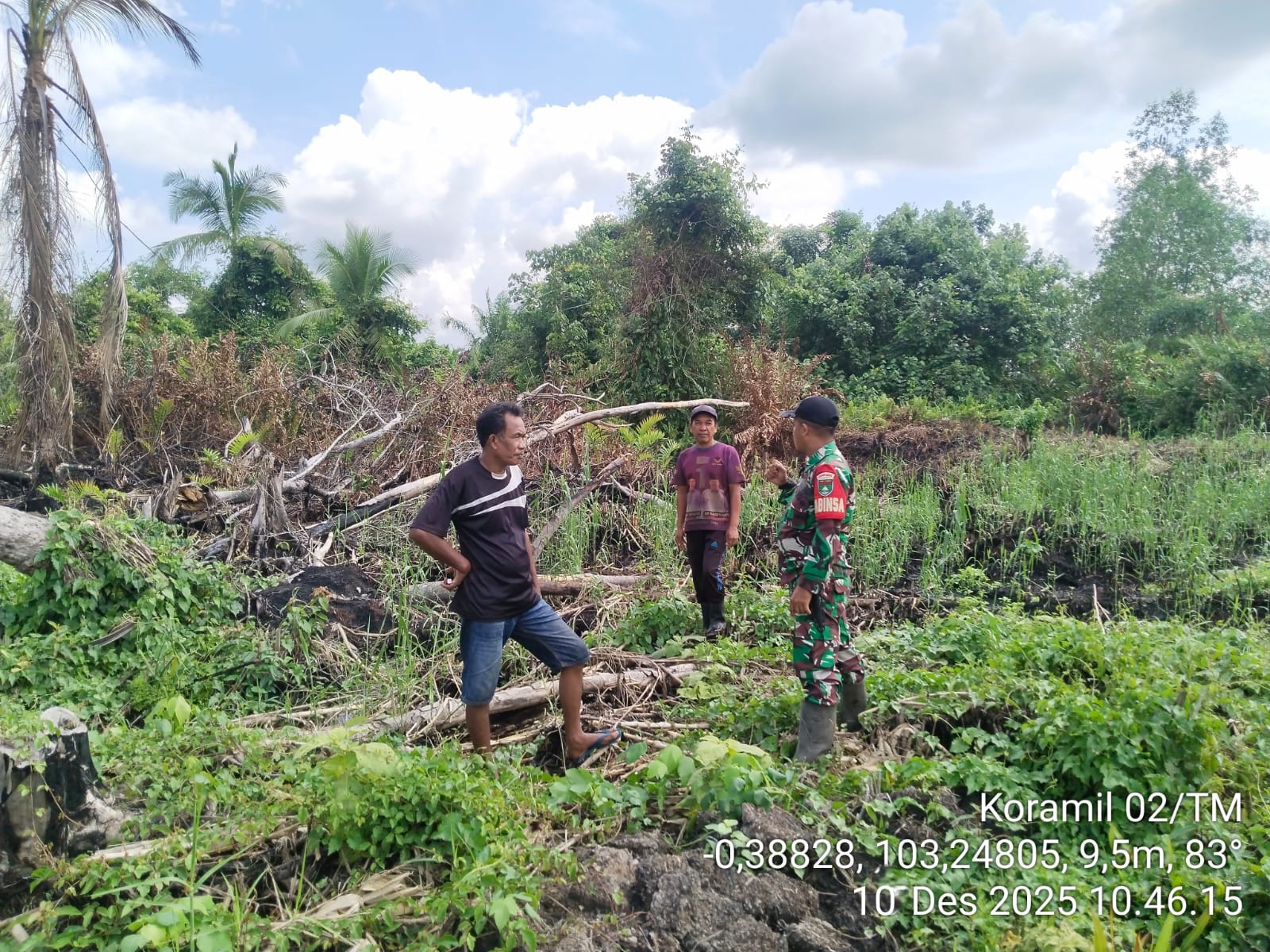 Babinsa Koramil 02/TM Tingkatkan Pengamanan Wilayah, Gelar Patroli Tapal Batas di Desa Tekulai Hilir