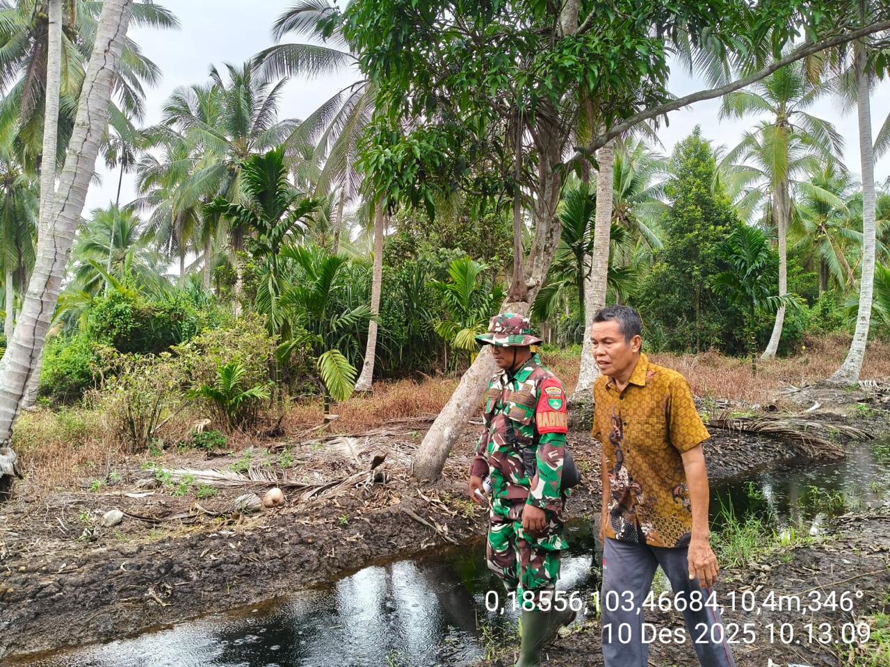 Babinsa Koramil 10/Plg Tingkatkan Pengamanan Wilayah dengan Patroli Tapal Batas di Kelurahan Pelangiran