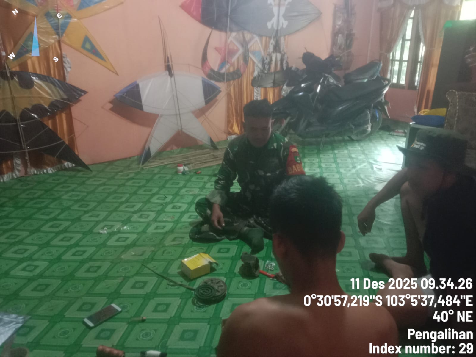 Babinsa Koramil 02/TM Serda Niko Arisandi Tingkatkan Komunikasi Sosial di Desa Pengalihan