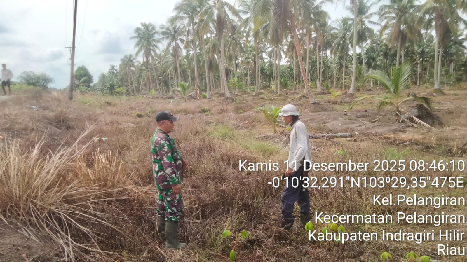 Babinsa Koramil 10/Plg Tingkatkan Pengamanan Wilayah dengan Patroli Tapal Batas di Pelangiran