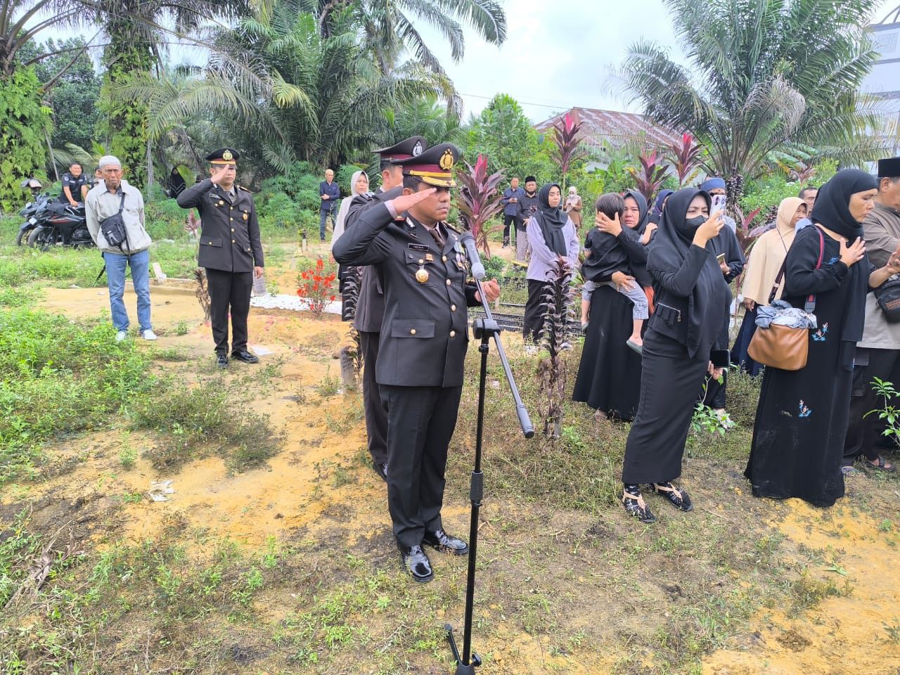 Kapolres inhil AKBP Farouk Otora Pimpin langsung Upacara Pemakaman Alm. AKP Sukirul  
