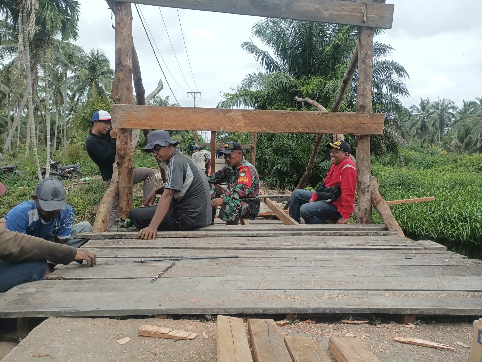 Perbaikan Jembatan Kanal 12 di Pelangiran, Babinsa Koramil 10/Plg Pimpin Gotong Royong Bersama Warga